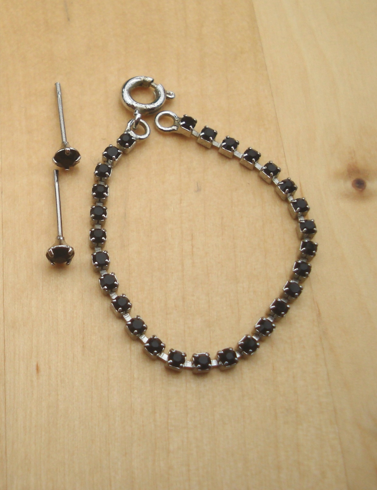 COLLIER  ET BOUCLES D'OREILLES EN STRASS NOIRES Rf: D 2